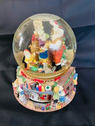 R4 Christmas Snow Globe Music Box, Nutcracker, Red Plate