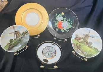 R1 Five Collectors Plates With Stands