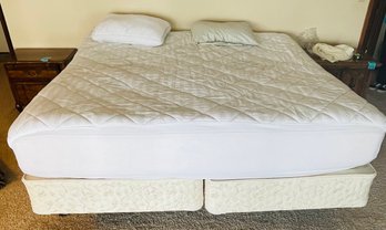 R7 King Size Bed With Mattress And Box Spring And Two Pillows