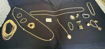 R3 Costume Jewelry Lot In Gold Tones To Include Necklaces, Bracelets, Broaches, Earrings