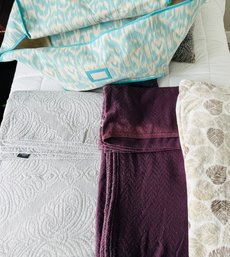 R8 Lot Of Blankets, Quilt Inside Zip Up Blanket Storage Bag
