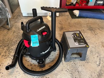R0  Husky Workshop Vacuum, 4 Gallon And Folding Stepstool