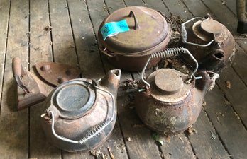 R0 Assorted Vintage Cast Iron Kettles, Cooking Pot With Handle, Iron With Plate