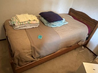 R3 Wooden Headboard/footboard And Rails Twin Bed. Includes Mattress, Boxspring, Linens And Blankets