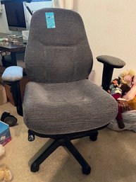 R3 Office Chair 39.5in Tall 27.5in Wide At Arms