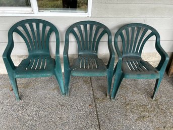 R00 Set Of Three Green Lawn Chairs