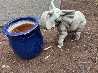 R00 Blue Flower Pot And Decorative Elephant