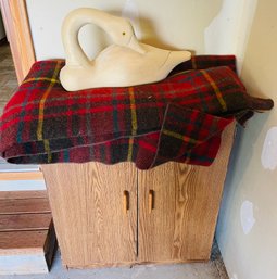 R0 Small Shelving Cabinet, Wooden Duck, Blanket