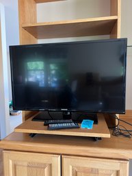 Samsung TV  32in Diagonal Screen.  Overall 29in X 17in