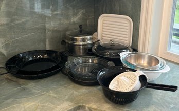 R4 Cooking Ware Lot To Include Brands Such As Pyrex And Corningware