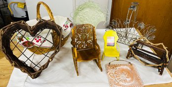 R0 Lot Of Decorative Items Baskets, Hanging Items, Heart