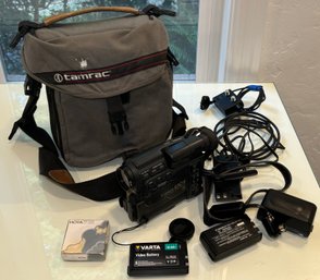 R6 Canon UC1 8mm Video Camcorder Kit, Did Not Turn On At Time Of Lotting