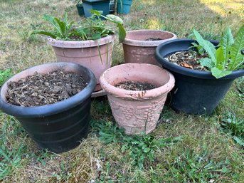 R00 Five Planter Pots, Two Black, Three Ceramic