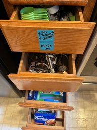 R5 Contents In Four Drawers Of Kitchen Utensils, Baking Tools, And Food Storage Items