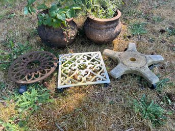 R00 Two Planter Pots, Three Pot Holders With Wheels