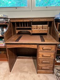 R8 Wooden Jefferson Table With Table Mat And Desk Lamp