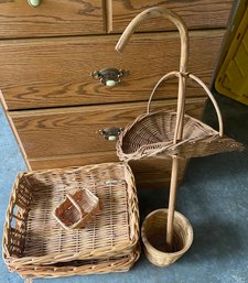 R0 Lot Of Various Whicker Baskets And Items