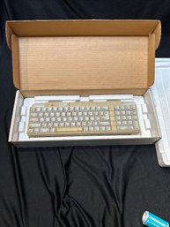 R2 Old Vintage Apple Keyboard