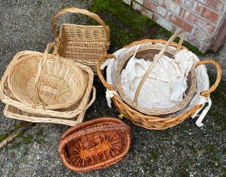 R0 Wicker Basket Lot To Include Bread Baskets And Various Others