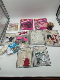 R1 Well Loved-upon Ginny Doll With 4 New In Package Outfits Dated 1978, Jazzie Cool Teen Cousin Of Barbie