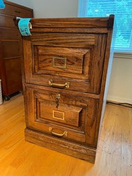 R6 Locking Wood File Cabinet.  Includes Keys.  30in Tall 25in Deep. 18.5in Wide