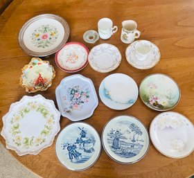 Rm1 Collection Of Mismatched Plates, Tea Plates, Teacups, And Napkin Rings