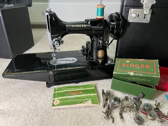 R1 Singer Featherweight 222k Free Arm Sewing Machine. Travel Case And Accessories Included. Untested