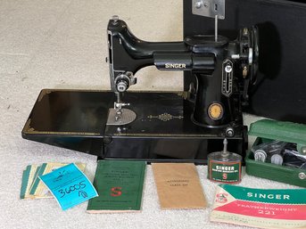 R1 Singer Featherweight 221 Sewing Machine With Booklets, Oil Can, Travel Case And Accessories