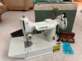 R1 Singer Featherweight 221k Sewing Machine With Travel Case. Untested