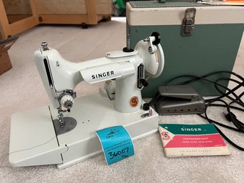 R1 Singer Featherweight Sewing Machine With Travel Case