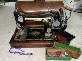 R1 Antique Singer Hand Crank Sewing Machine In Wood Travel Case With Accessories. Included Key