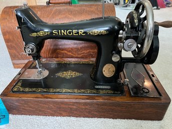 R1 Antique Singer Hand Crank Sewing Machine  Wooden Travel Case And Accessories Key To Open Case Not