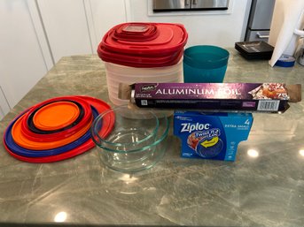 R4 Lot Of Pyrex Lids, Lot Of Rubbermaid Lids And Containers, Two Pyrex Bowls, Two Blue Plastic Cups, Ziplock