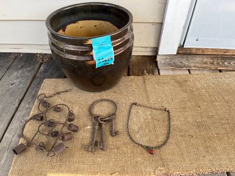 R00 Ceramic Garden Pot, Metal Wind Chimes And Decorative Keys, And Floor Mat