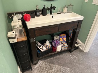 R11 Bathroom Lot To Include Lot Of Tissue Boxes, Toilet Paper, Candles, Bathmat, Soaps/soap Dispensers