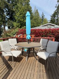 R00 Outdoor Umbrella Table With Four Chairs