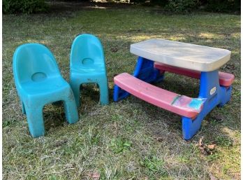 R00 Little Tykes Picnic Set And Two Chairs. Has Been Stored Outside   No Apparent Cracks