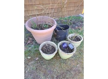 R00 Assortment Of Plastic And Clay Outdoor Pots