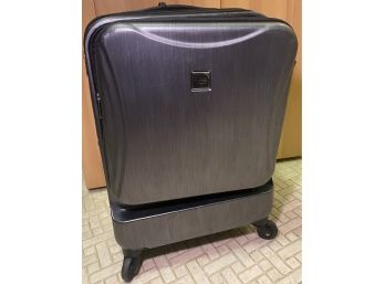 R9 Suitcase Lot To Include Three Suitcases Of Various Sizes And Brands
