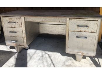 R00 Metal Desk