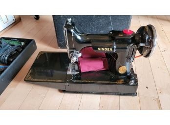 R6 Vintage Singer Sewing Machine