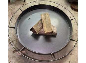 A0 Large Fire Pit Appears To Be Solid Metal