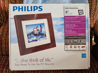 Phillips Home Essentials Digital Photo Frame 8' LCD Panel