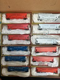 Roundhouse HO Scale 54ft 3 Bay Covered Hoppers - Farmers, Sutton, Hampton