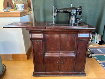 1950s Singer Sewing Machine In Desk With Accessories