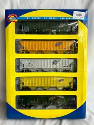 Athearn HO Scale Read To Roll 54ft Covered Hopper Cars - CNW