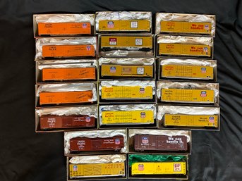 Roundhouse Products HO Scale Model Train Boxcars - Union Pacific