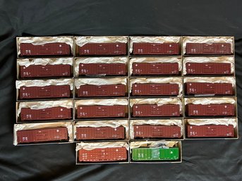 Roundhouse Products HO Scale Model Train Boxcars - BNSF