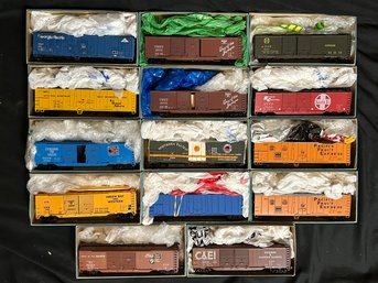 Athearn HO Scale Model Train Boxcars And Reefers - Variety Of Rail Lines