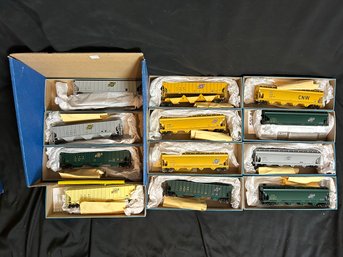 Athearn HO Scale Centerflow And Hopper Cars With Cardboard Display - C&NW